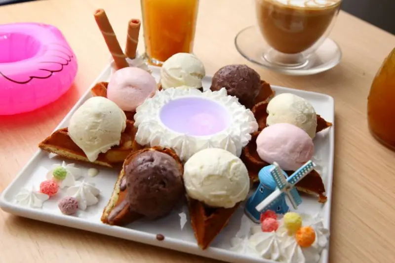 [桃園市]桃園ＩＧ打卡名店！照片藝術拉花，敲可愛手作甜點，下午茶時段不限時！三姑的店手創複合式料理 - 大手牽小手。玩樂趣