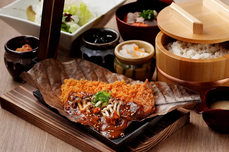 豬排迷必吃！「靜岡勝政日式豬排」進駐林口三井，限定鋤鍋料理登場！