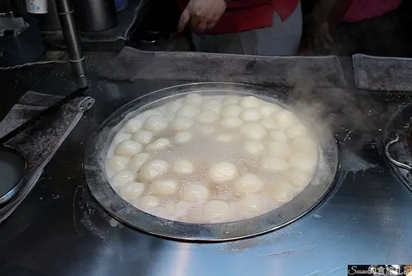 美食窩客 Susan的食旅札記 提供 / 林振櫂燒麻糬(寧夏夜市林記燒麻糬)