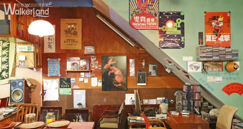 ZABU食堂咖啡烘培 牆面張貼許多藝文資訊