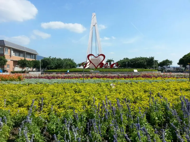 淡水新「嬌」點！三萬盆主題大花毯悄亮相，漁人碼頭魚市廣場好浪漫！