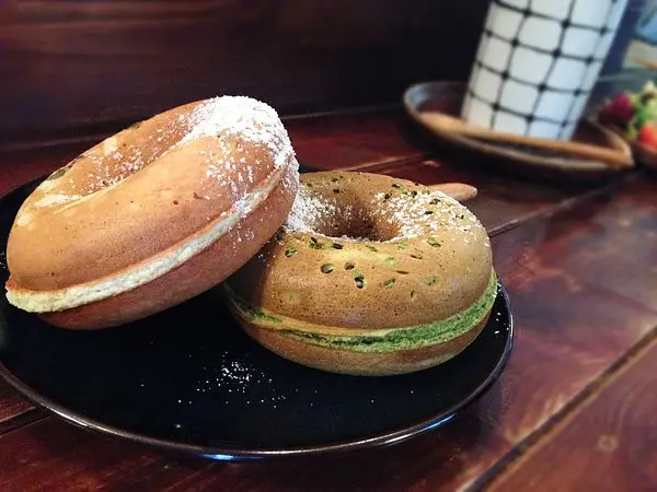 【咖啡輕食】眼鏡咖啡。超特別Q彈香純甜甜圈果醬鬆餅。