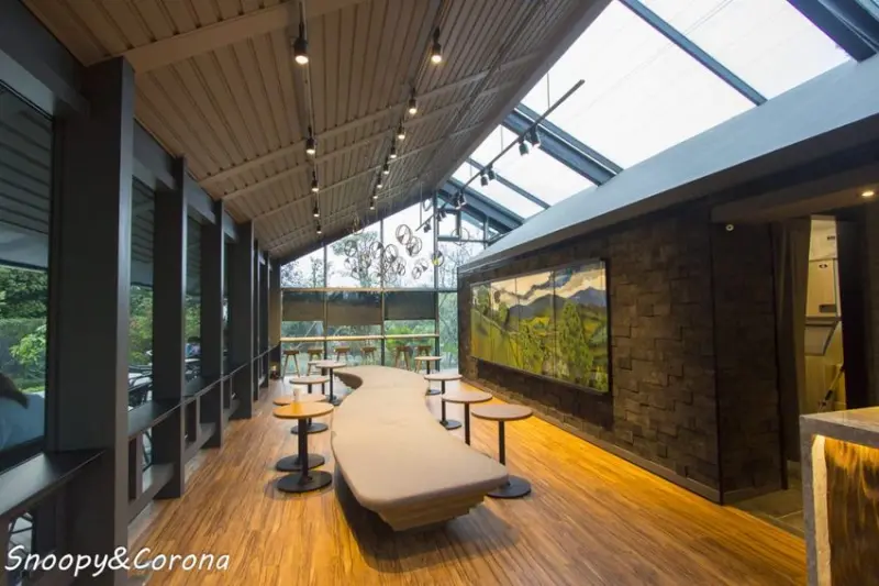 星巴克特色門市「星巴克 (淡水雲門門市)」 /美食窩客 史努比  提供