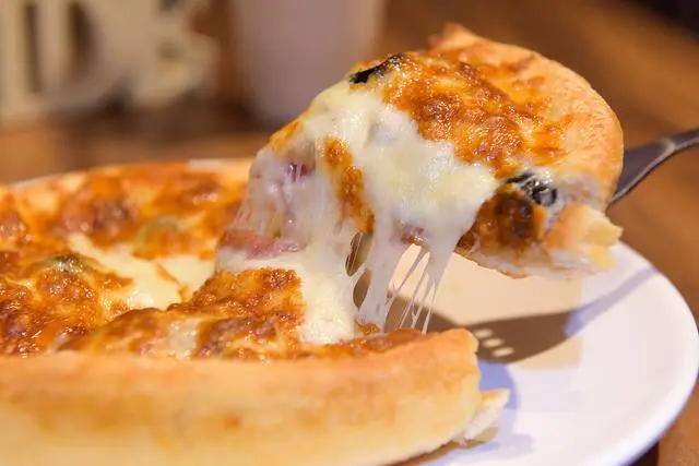 【食-新竹北區】憶客披薩 Yih Keh Pizza（延平分店）★飄香23年老店開分店☆二樓還有美麗花牆及16人鄉村風包廂★起司爆量民宅披薩☆下午時段不休息