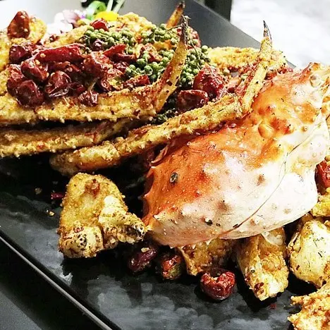 不能錯過的帝王蟹料理！台北六福萬怡酒店挑戰南港頂級粵菜首選稱號，推出「天府麻椒帝王蟹」頂級料理，挑戰南港必吃稱號。