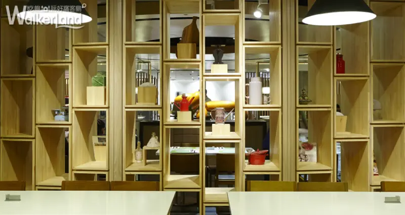 果然匯素食 以圖書館概念運用大量書架具穿透的設計