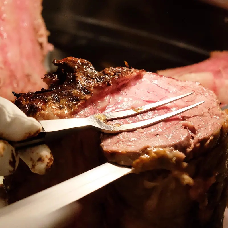 牛排控一生一定要吃的經典牛排！「勞瑞斯餐廳」15周年慶生日禮大放送，經典牛肋排免費升級大份量。