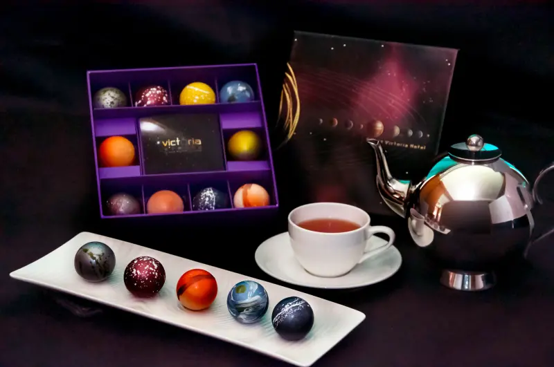 美得不科學！維多麗亞酒店超吸睛「星球巧克力」中秋禮盒限量搶購中！
