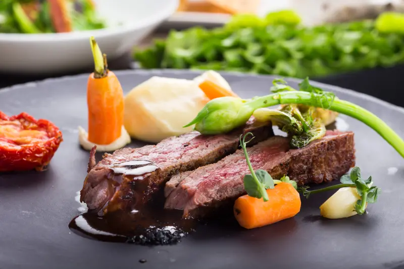 饕客們有口福了！台北晶華酒店「極嫩老饕牛排餐」，加入好友就升級！