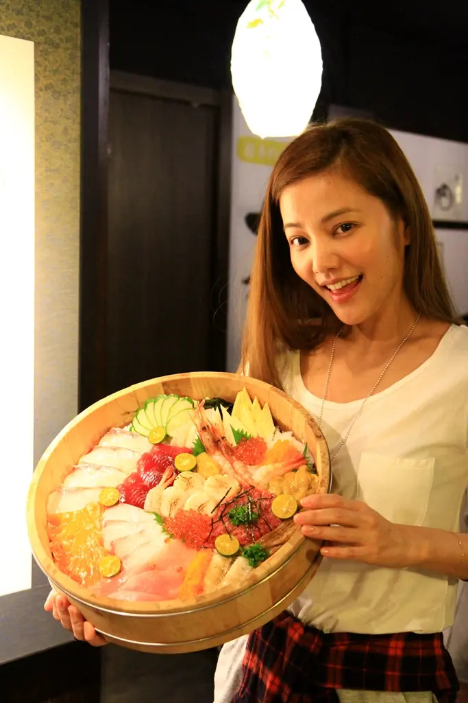 早秋海鮮季節到囉！巨無霸生魚片海鮮丼飯正夯，你吃了嗎？