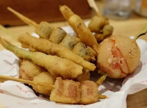 《北市士林區♥食記》勝力食堂。盛夏季節爽爽吃炸物，巷弄內隱藏版的深夜食堂！