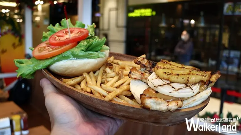  1975年，位於夏威夷歐胡島、衝浪非常知名的小鄉村「哈雷瓦」，夏威夷語意指「鄉村、鄉下人、純樸、天然未添加」的「KUA`AINA」誕生了。雖然開幕第一天只賣出12份餐點，但創業者Terry Thompson對美味純粹的堅持，贏得了當地衝浪客的支持。「We drive 70 miles just to get one」（我們開車開了70哩，就為了買到一個漢堡），靠著口耳相傳，KUA`AINA名聲瞬間在夏威夷當地傳了開來，1997年KUA`AINA日本首家開幕，更獲得廣大日本消費者支持，成為風靡全球的漢堡品牌。