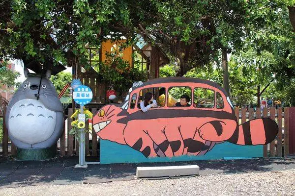 【桃園觀音景點】和美幼稚園旁龍貓~和豆豆龍陪你一起搭巴士/糖果屋城堡-彩繪浮球好吸睛              