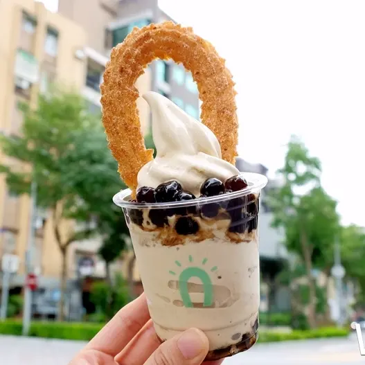 珍珠控也瘋狂！韓國人氣街拍甜點王STREET CHURROS，首推濃厚系珍奶「啵啵啾」洗版IG打卡牆。