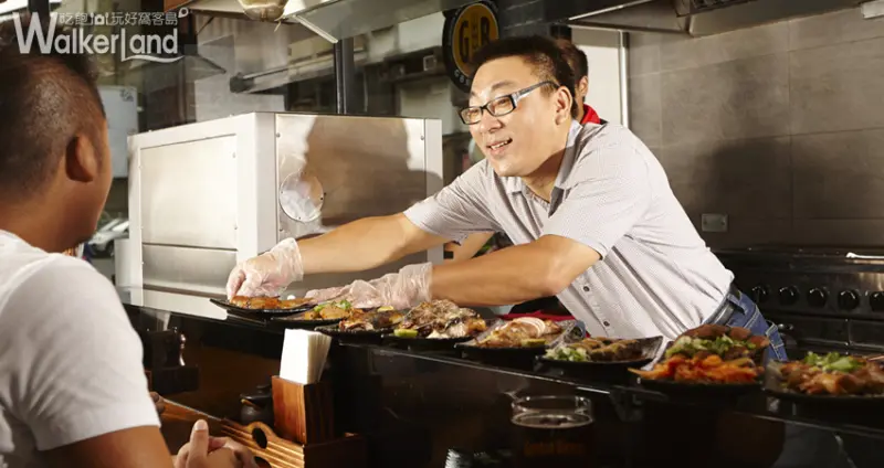 嚐私 品牌經理帶領團隊熱情招呼顧客