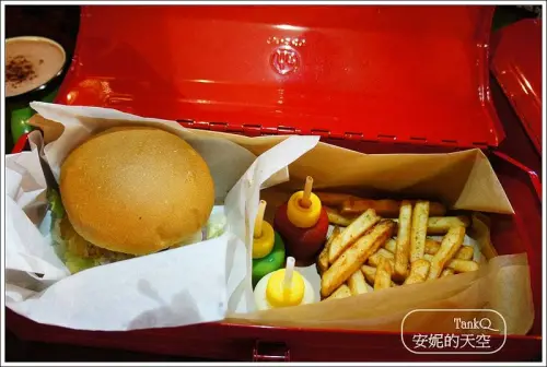 [中山區 Tank　Q Coffee＆ Bar]   工業風餐廳  滿滿公仔大開眼界 限量特色手提箱早午餐 