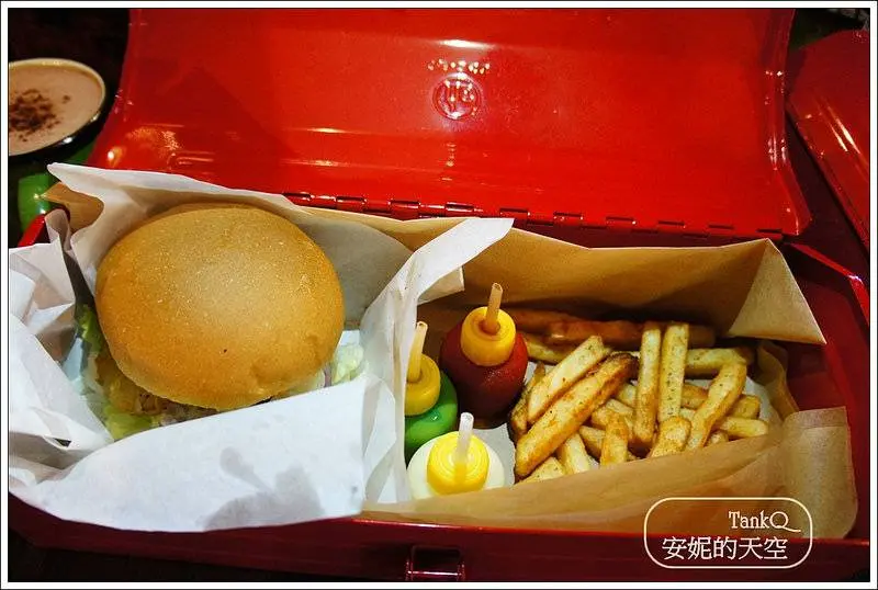 [中山區 Tank　Q Coffee＆ Bar]   工業風餐廳  滿滿公仔大開眼界 限量特色手提箱早午餐 