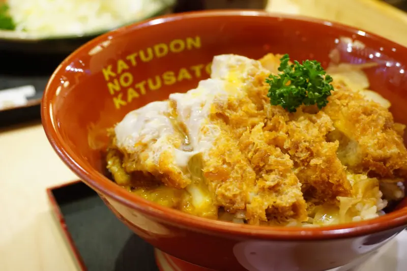 平價美食接力來台！日本連鎖豬排「勝里豬排」海外首店進駐台北車站！