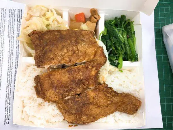 竹北便當店分享-多多現炸雞腿排骨快餐老店{雞腿好好吃~}