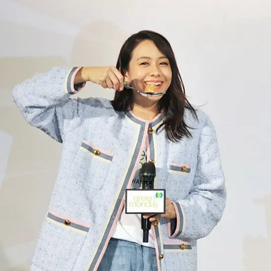 美食正能量閃閃發光中！金馬女星林嘉欣愛上了素食料理，被砂鍋白菜素獅子頭完美征服。