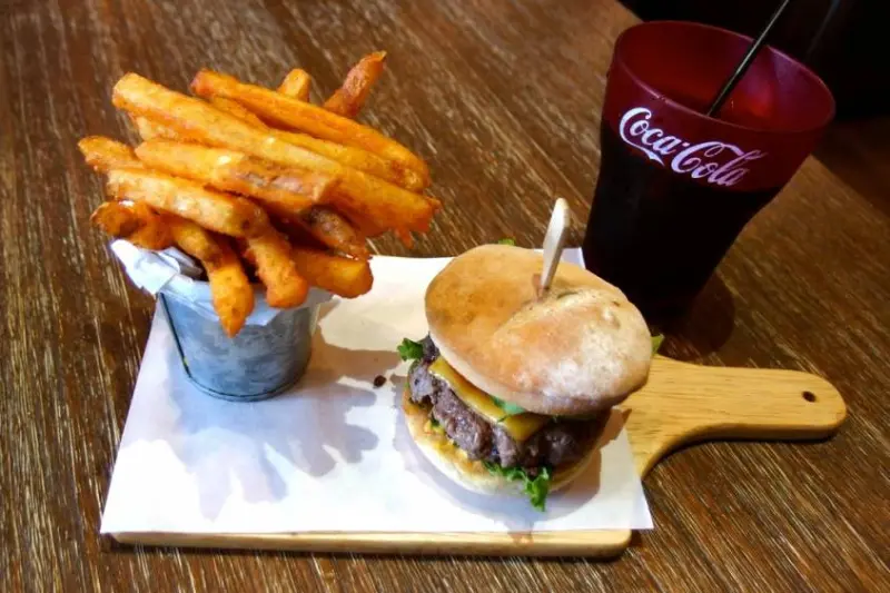 [台北] 1885 Burger Store (市民大道店)。平價好吃的美式餐廳