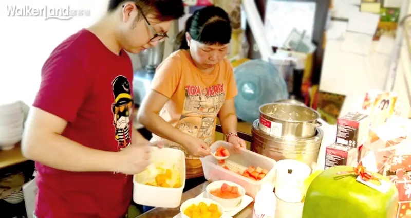 騷豆花的老闆劉姐與兒子正在製作美味的豆花