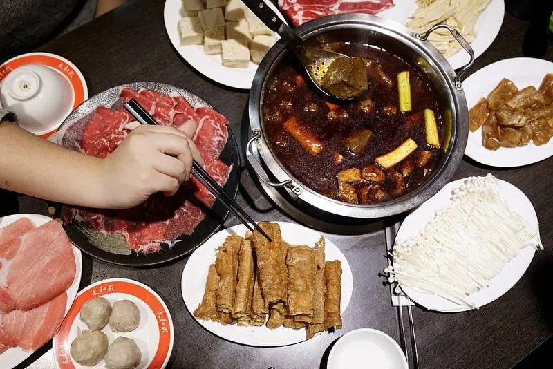  小美&叮叮_旅遊食記 曾在 「太和殿麻辣火鍋台北總店」