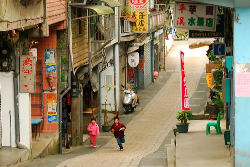 充滿懷舊風格的石板路，步行其間可感受山城小鎮的樸實樣貌