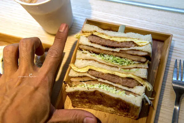 蘆洲早餐「貳仁 炭烤吐司販売」 /美食窩客 小鬍子  提供