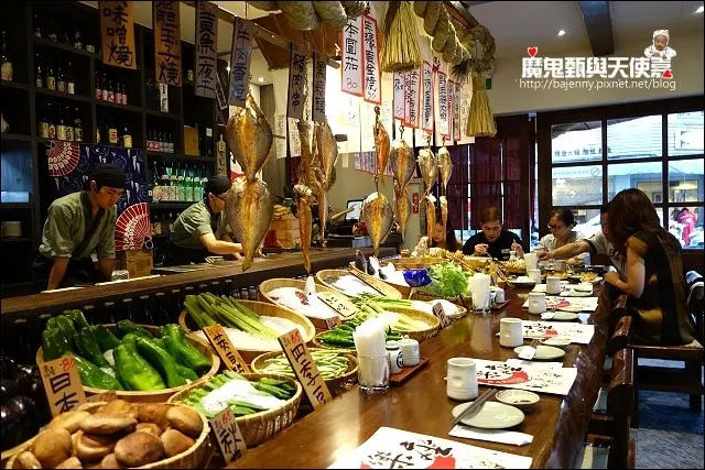 《台中熱門景點美食》樂座爐端燒．就是要你接菜接不完