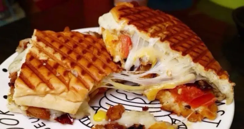 《苗栗美食》EQ早餐。犯規的古巴三明治。創意客家風情鐵板鹹豬肉堡。澎湃蛋捲餅｜健康滿點好吃推薦。頭份國中附近（影片）