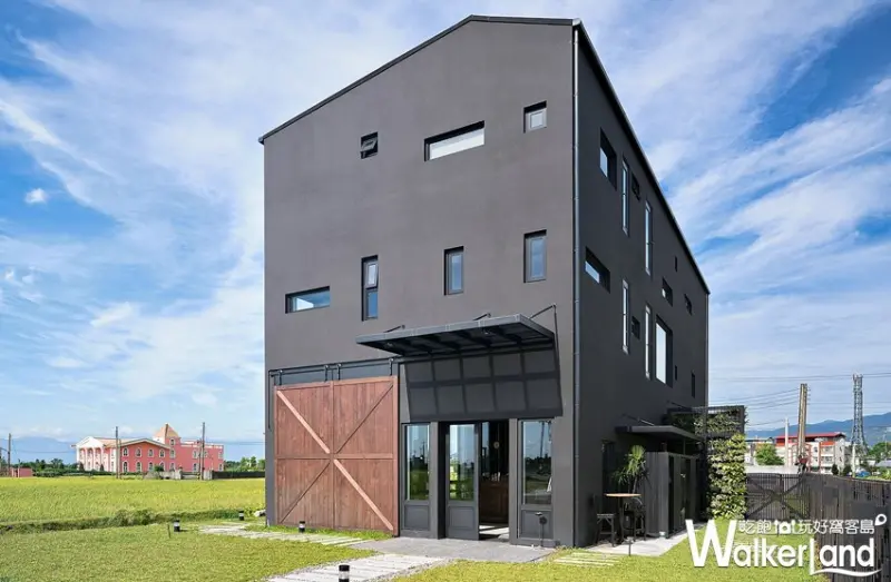 網美一定要朝聖！宜蘭打卡熱點「黑宅咖啡」強勢洗版中，挑戰網美IG最潮打卡點。