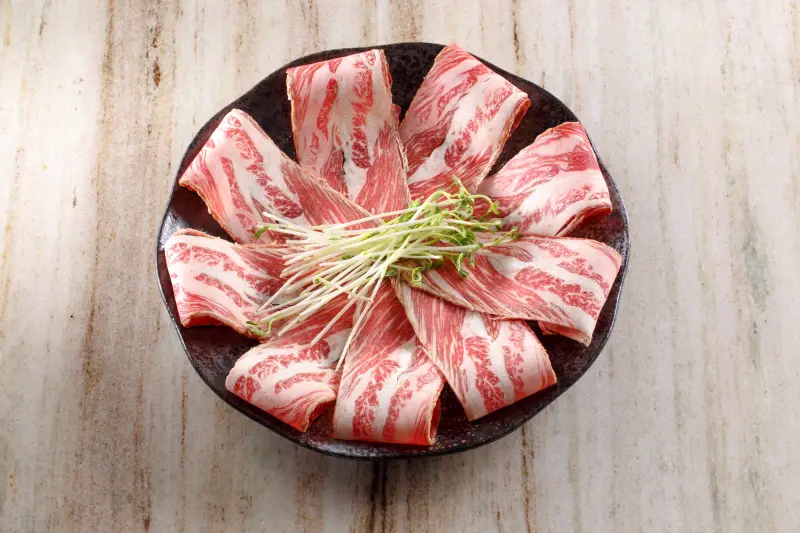 在東區巷弄的麻辣鍋店中 進行一場清新的華麗冒險。以澳洲M9和牛、北海道鱈場蟹、波士頓龍蝦入菜，打造獨特麻辣湯底的新體驗。