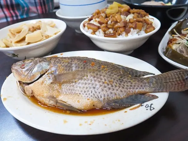 美食窩客 兩隻小豬 提供 / 四惟魯肉飯