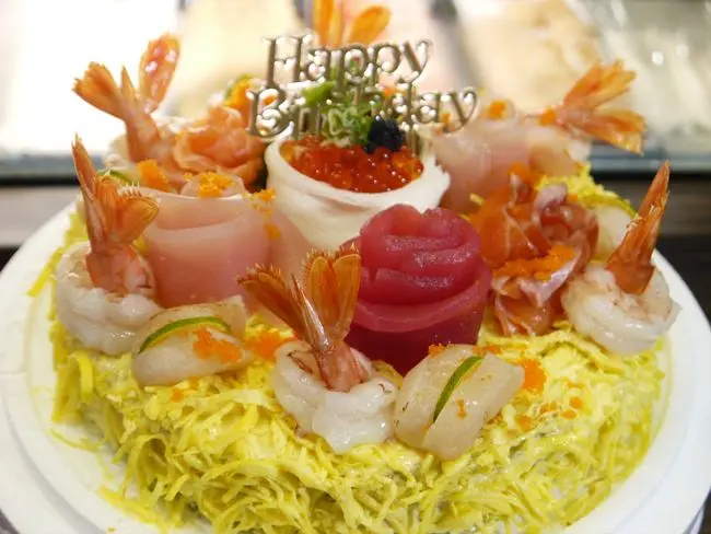 誰說生日蛋糕都一樣？國內首創「生魚片壽司蛋糕」；完全顛覆傳統的創意料理。