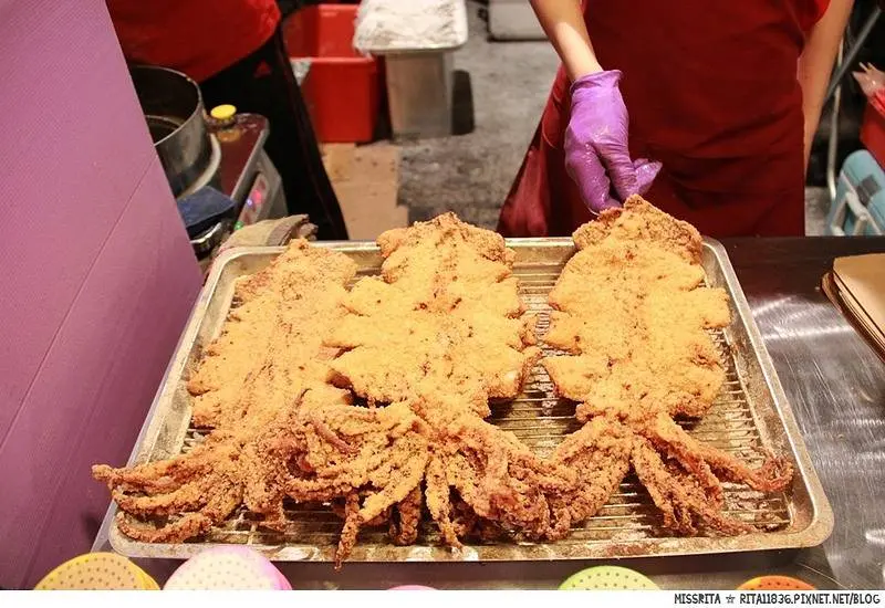 《食記》台中新亮點‧龍富夜市，好吃好玩的都在這，輔大憤怒大魷魚超大一隻！