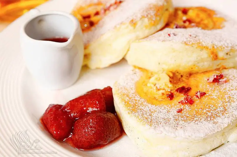 【美食】台北。信義區《Colive Tea House》早午餐 x 下午茶 冬季限定！舒芙蕾般的 草莓鍋煎鬆餅