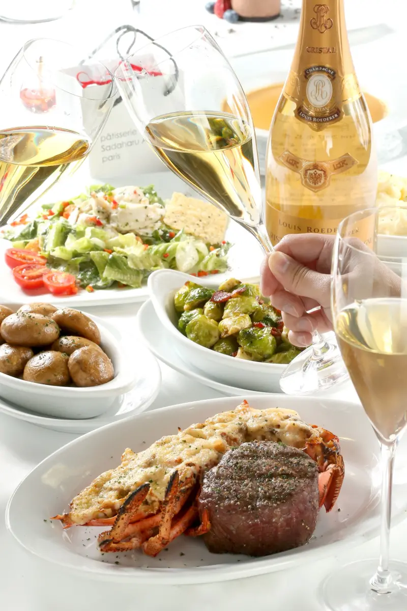 茹絲葵牛排館用50年的經典美味陪你共敬美好的一年！