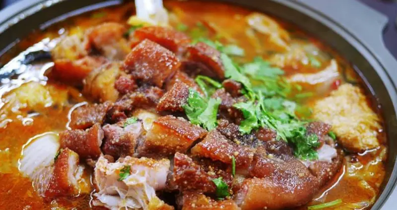 ◊ 隱藏版 鮮甜味美沙鍋魚頭 還有個人鍋 一個人照吃不誤 潤六月添壽展孝心 來點不一樣的沙鍋菜豬腳 ➩ 鮮美味沙鍋魚頭e餚館 頭份美食