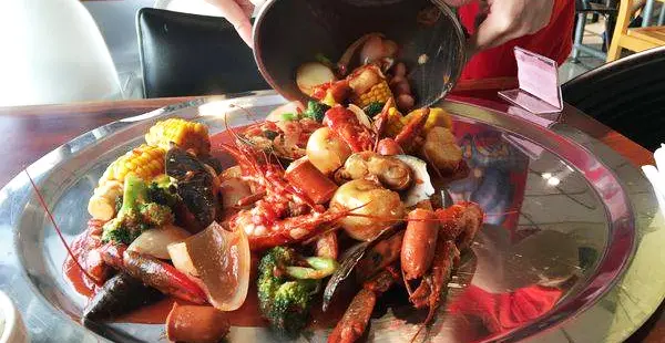 『新竹美食景點』南寮漁港17公里海岸線放風箏x提水桶吃海鮮~美式水煮海鮮水桶餐||老漁港新海鮮美式餐廳||兒童遊戲區!