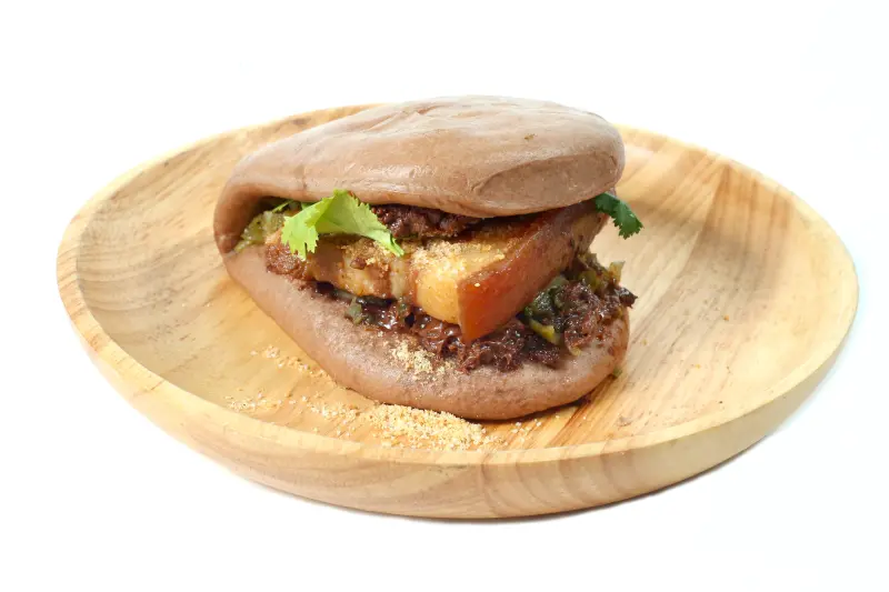 巧克力控真的要吃！阿華田聯手8家品牌推出全新「創意聯名餐點」，鹹甜料理「阿華田炸雞、脆酷抹醬刈包」顛覆巧克力控的想像。