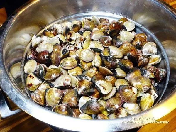 浮誇系台北蛤蜊「極蜆鍋物」 /美食窩客 兔貝比 提供