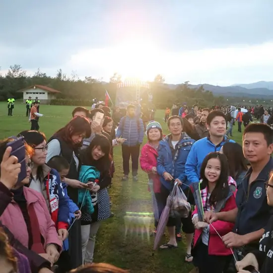 別在陽台看日出了,快到福隆捕獲2018第1道曙光,還有平安鐘和演唱會,讓你從凌晨3點半熱鬧到天明!