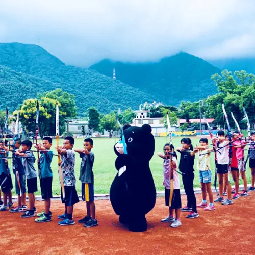 熊讚學射箭，首先要飲食健康縮大肚子！熊讚與義美食品攜手到偏鄉推廣「童樂平權計畫」，與台灣之光-東澳國小神射手們一起同樂呼籲健康飲食。