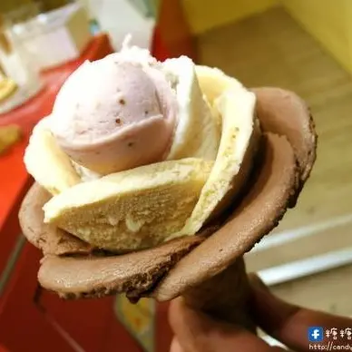 〖台中│美食〗布達佩斯冰淇淋 ❤ 史上最美的冰淇淋!!堅持使用新鮮水果與百分百純鮮奶手工製作，再遠也要回訪的玫瑰花冰淇淋!!