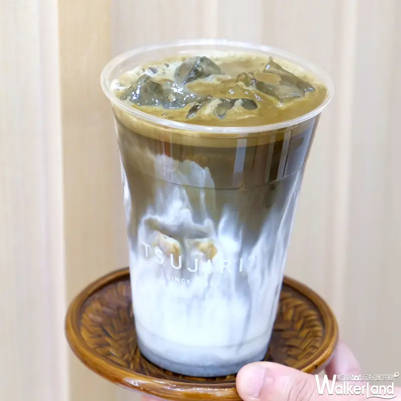 連資深抹茶控也倒戈！風靡全日本的焙茶搶攻抹茶控的心，日本百年抹茶「辻利茶舗」首推絕美「大理石系焙茶拿鐵」。