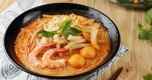 不要再說沒錢吃米其林了！新加坡超人氣百元米其林美食「328加東叻沙」，海外一號店11/03正式登台。