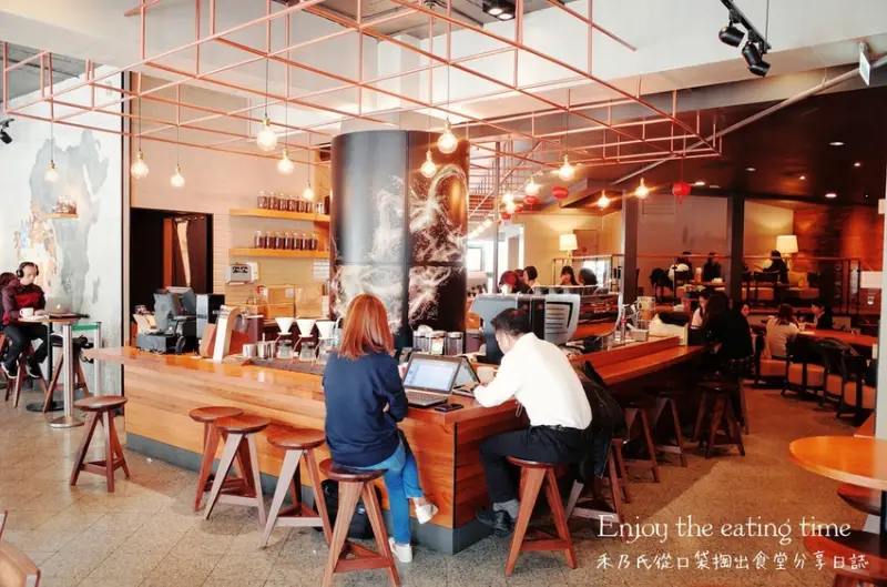 星巴克特色門市「星巴克咖啡 Starbucks Coffee(龍門新概念店)」 /美食窩客 禾乃氏(lavieshyuk721) 提供