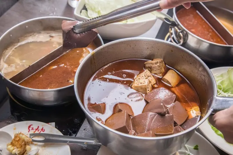 台北火鍋「紅九九個人鴛鴦鍋 市府店」 /美食窩客 咬咬 提供