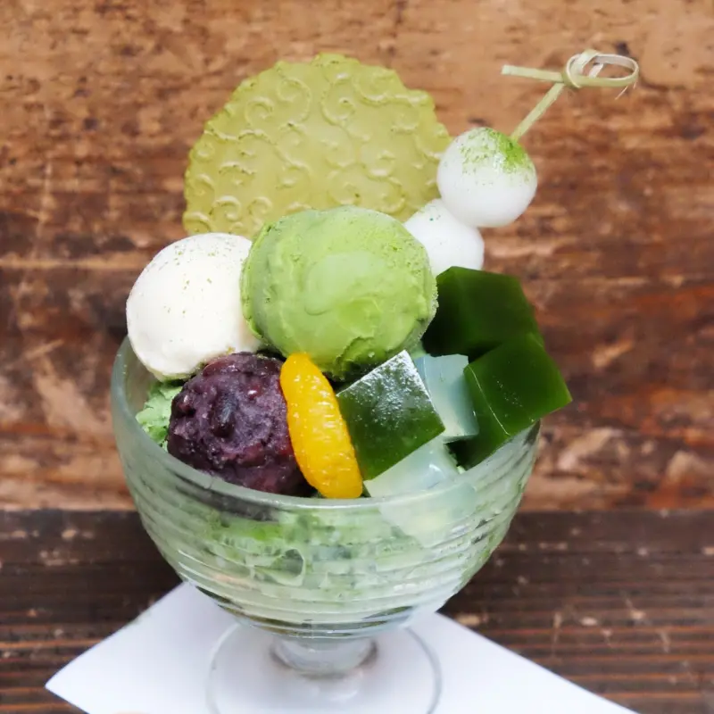 抹茶控搶先朝聖！人氣京都抹茶「伊藤久右衛門 茶籠」強勢插旗松江南京，再加碼開幕限定「飲品、冰品買2送1」。